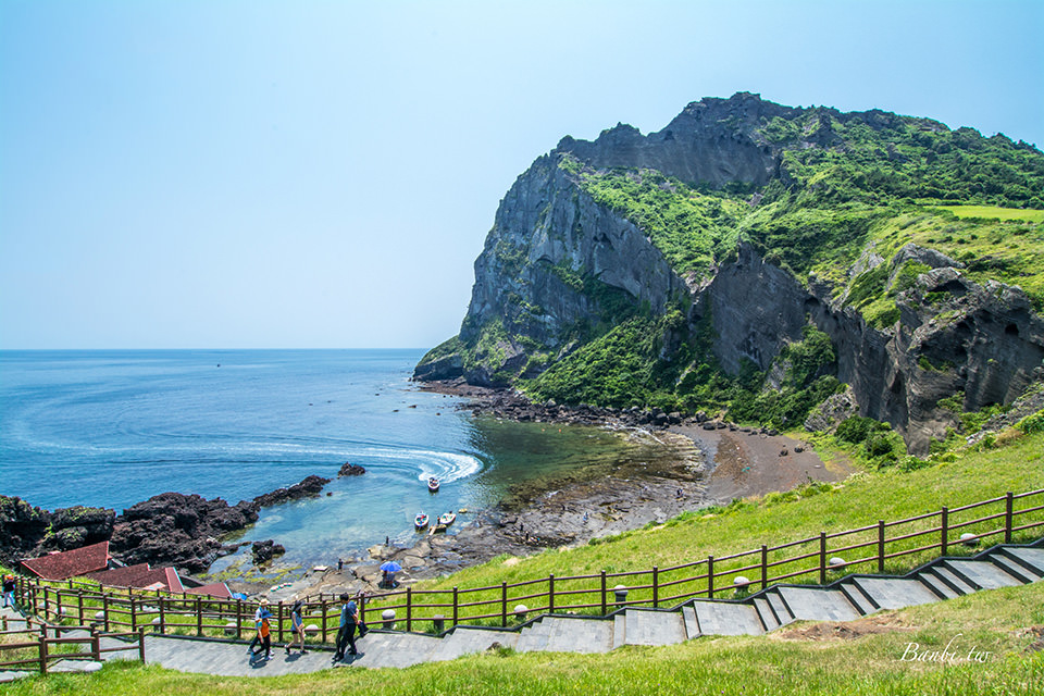 韓國濟州島推薦 城山日出峰眺望蔚藍海與火山口美景 Banbi 斑比美食旅遊