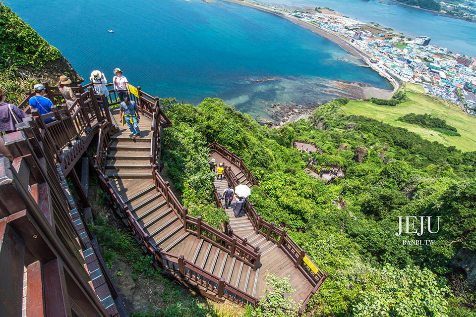 韓國濟州島推薦 城山日出峰眺望蔚藍海與火山口美景 Banbi 斑比美食旅遊