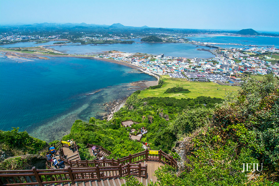 韓國濟州島推薦 城山日出峰眺望蔚藍海與火山口美景 Banbi 斑比美食旅遊