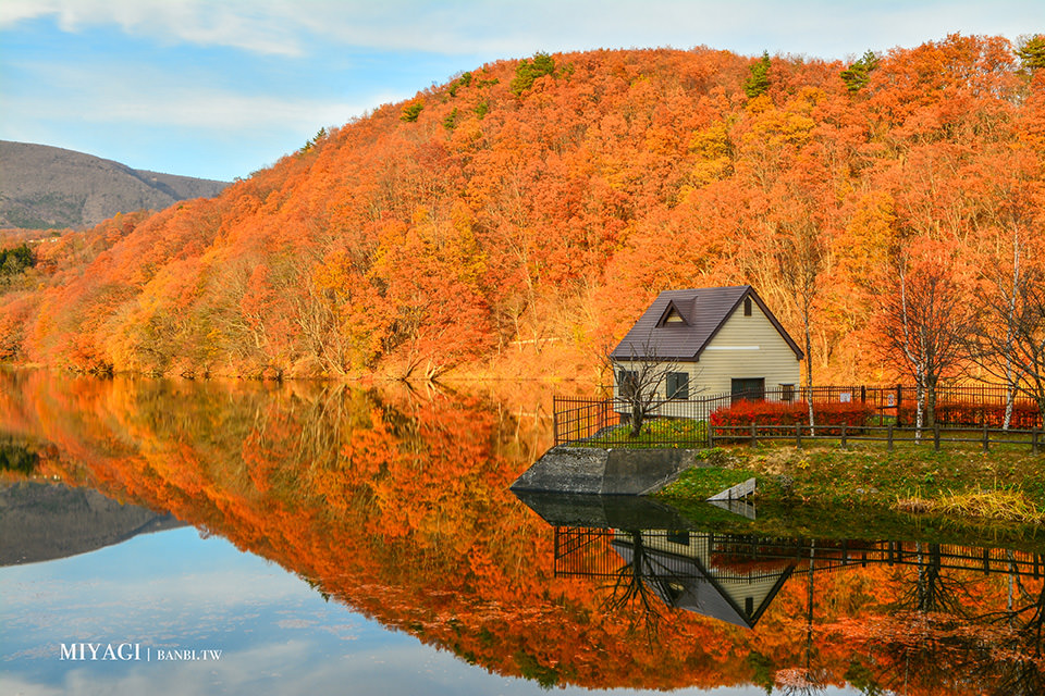 長老湖 楓葉染成火紅湖水的絕景 宮城版青森蔦沼朝燒日本東北賞楓推薦 陸奧童話街道 Banbi 斑比美食旅遊