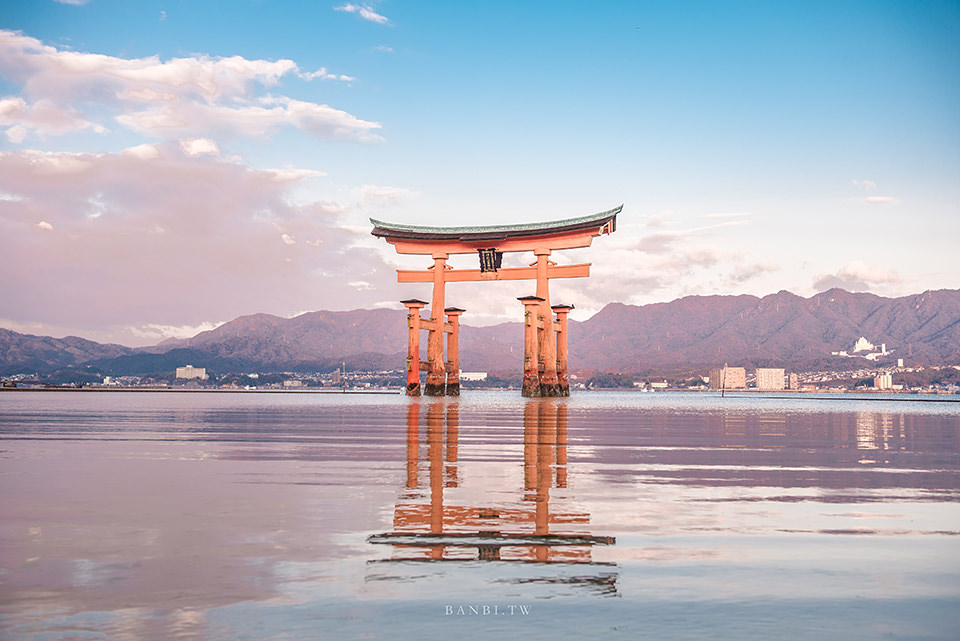 廣島自由行 宮島海上鳥居嚴島神社 與鹿 海共存的日本三大美景 含交通 船班 鳥居整修 潮汐時間 御守 Banbi 斑比美食旅遊