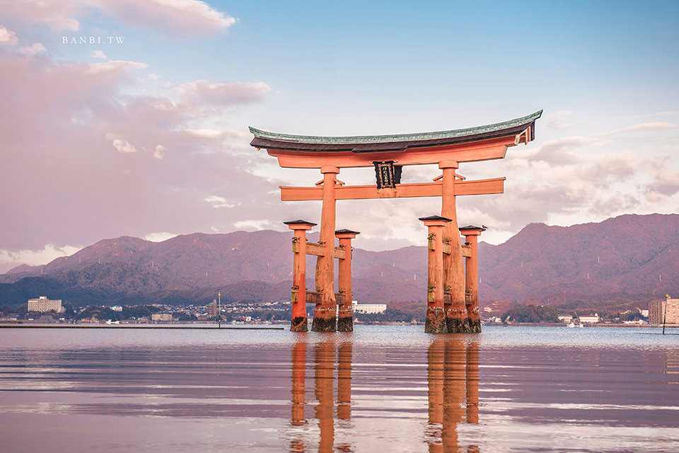 廣島自由行 宮島海上鳥居嚴島神社 與鹿 海共存的日本三大美景 含交通 船班 鳥居整修 潮汐時間 御守 Banbi 斑比美食旅遊