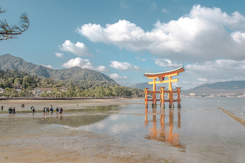 廣島自由行 宮島海上鳥居嚴島神社 與鹿 海共存的日本三大美景 含交通 船班 鳥居整修 潮汐時間 御守 Banbi 斑比美食旅遊