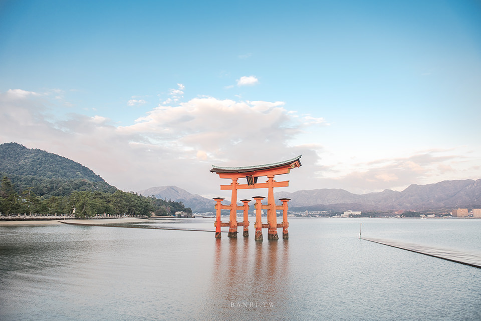 廣島自由行 宮島海上鳥居嚴島神社 與鹿 海共存的日本三大美景 含交通 船班 鳥居整修 潮汐時間 御守 Banbi 斑比美食旅遊