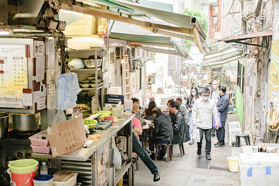 香港美食巡禮：水記、瑞記咖啡、新香園堅記、球哥燉湯、憶食尚煲仔飯，從大排檔、茶餐廳、臘味到湯品