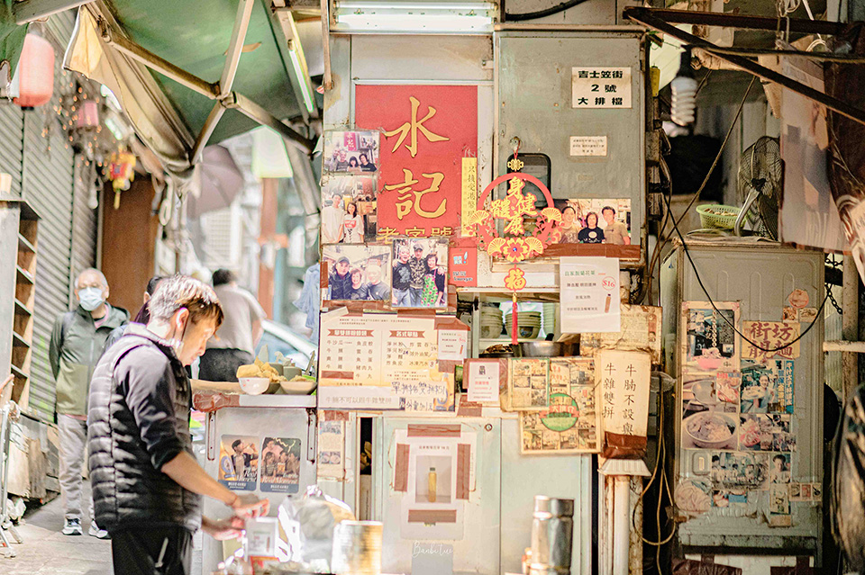香港美食巡禮：水記、瑞記咖啡、新香園堅記、球哥燉湯、憶食尚煲仔飯，從大排檔、茶餐廳、臘味到湯品
