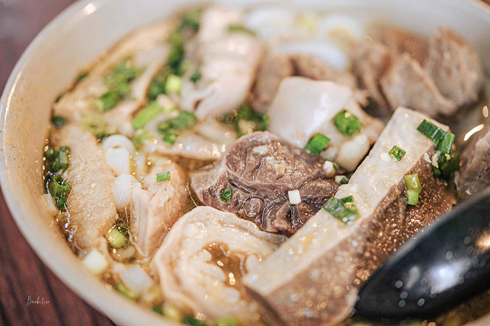 香港美食巡禮：水記、瑞記咖啡、新香園堅記、球哥燉湯、憶食尚煲仔飯，從大排檔、茶餐廳、臘味到湯品