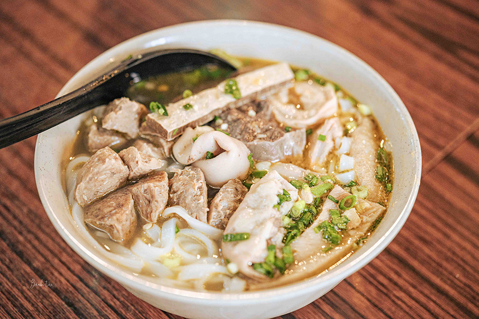 香港美食巡禮：水記、瑞記咖啡、新香園堅記、球哥燉湯、憶食尚煲仔飯，從大排檔、茶餐廳、臘味到湯品