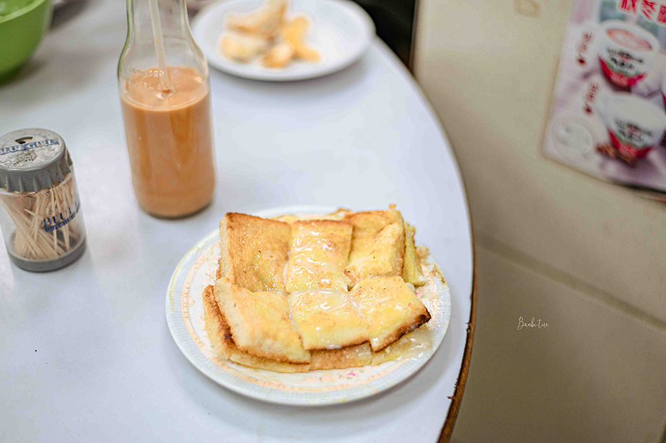香港美食巡禮：水記、瑞記咖啡、新香園堅記、球哥燉湯、憶食尚煲仔飯，從大排檔、茶餐廳、臘味到湯品