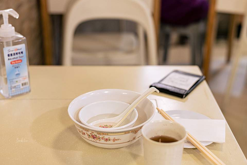 香港美食巡禮：水記、瑞記咖啡、新香園堅記、球哥燉湯、憶食尚煲仔飯，從大排檔、茶餐廳、臘味到湯品