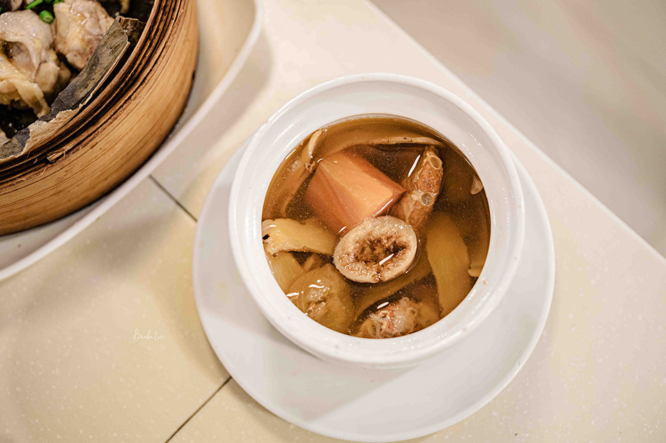 香港美食巡禮：水記、瑞記咖啡、新香園堅記、球哥燉湯、憶食尚煲仔飯，從大排檔、茶餐廳、臘味到湯品