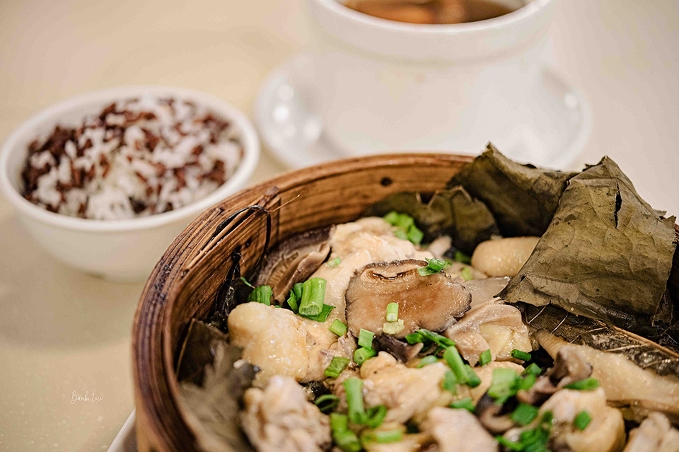 香港美食巡禮：水記、瑞記咖啡、新香園堅記、球哥燉湯、憶食尚煲仔飯，從大排檔、茶餐廳、臘味到湯品