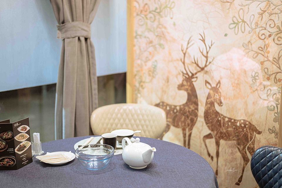 香港美食巡禮：水記、瑞記咖啡、新香園堅記、球哥燉湯、憶食尚煲仔飯，從大排檔、茶餐廳、臘味到湯品