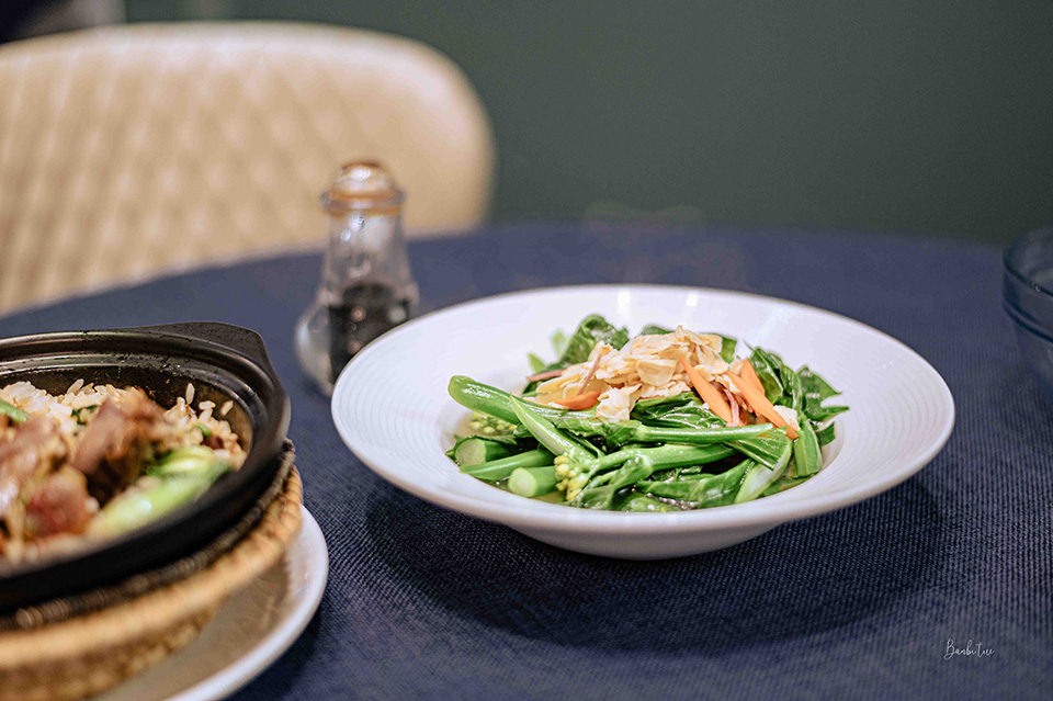 香港美食巡禮：水記、瑞記咖啡、新香園堅記、球哥燉湯、憶食尚煲仔飯，從大排檔、茶餐廳、臘味到湯品