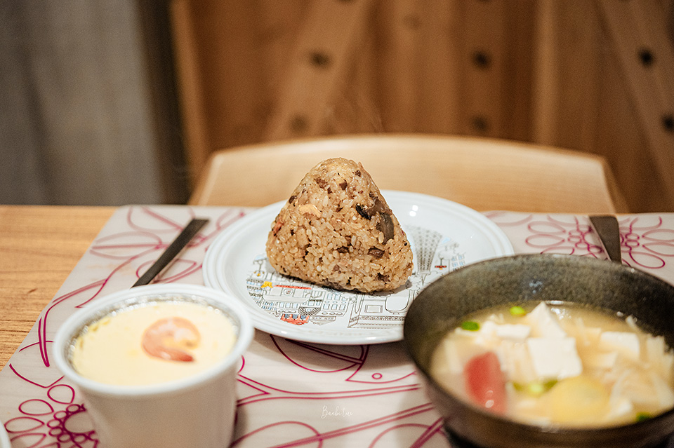 高雄美食 一葉油飯-終於吃到了3D油飯，高雄老店好吃三角油飯、蒸蛋、便當