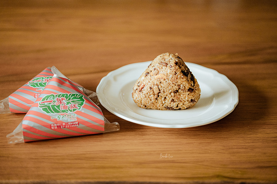 高雄美食 一葉油飯-終於吃到了3D油飯，高雄老店好吃三角油飯、蒸蛋、便當