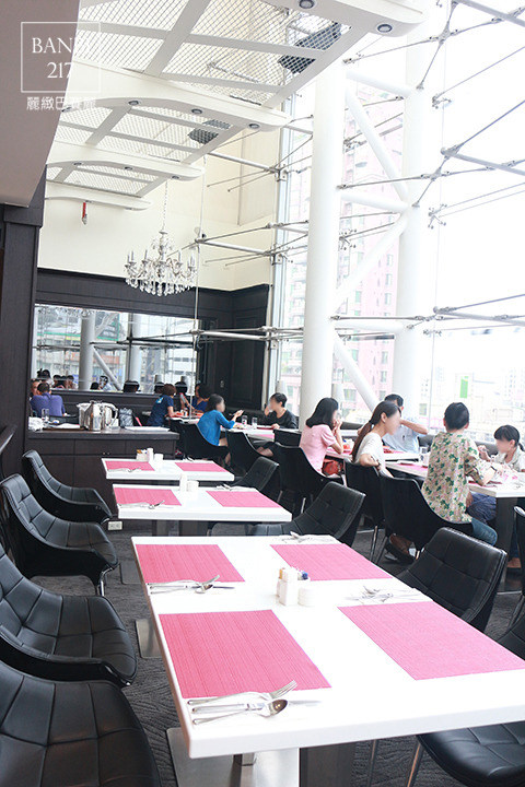 Banbi217 美食旅遊: 麗緻巴賽麗 Brasserie Liz 法式甜點草莓千層派,熱酥芙蕾,下午茶,景觀餐廳(台北Sogo復興店)[捷運忠孝復興站][大安區]