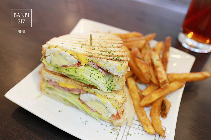 Banbi217 美食旅遊: 豐滿咖啡早午餐 好吃平價的三明治吐司與輕食brunch(板橋美食,捷運新埔站)