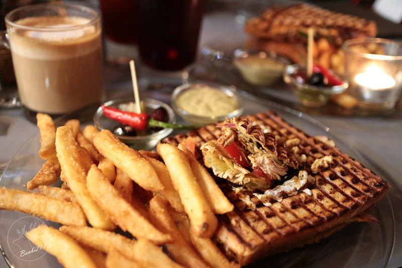 Banbi217 美食旅遊: Toasteria Cafe 3號,帕尼尼三明治餐廳、義大利麵、消夜、酒吧(台北東區,捷運忠孝敦化站)