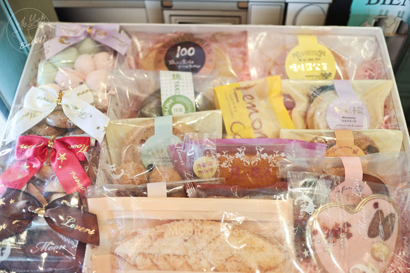 Banbi217 美食旅遊: 台中美食。月之戀人 Moon Lovers 日法洋菓子甜點,客製化訂結婚喜餅、彌月蛋糕到店及宅配試吃,可愛兔子草莓鮮奶油蛋糕,神保蛋糕捲(邀約)