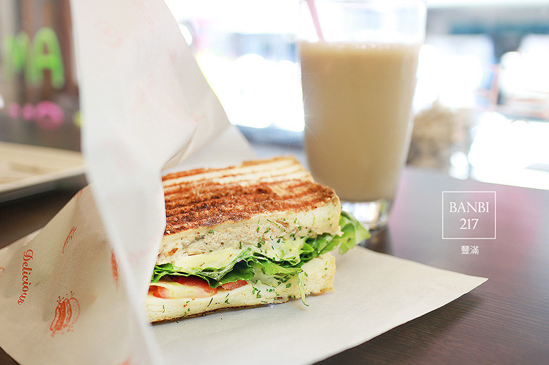 Banbi217 美食旅遊: 豐滿咖啡早午餐 好吃平價的三明治吐司與輕食brunch(板橋美食,捷運新埔站)