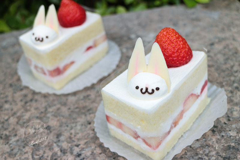 Banbi217 美食旅遊: 台中美食。月之戀人 Moon Lovers 日法洋菓子甜點,客製化訂結婚喜餅、彌月蛋糕到店及宅配試吃,可愛兔子草莓鮮奶油蛋糕,神保蛋糕捲(邀約)