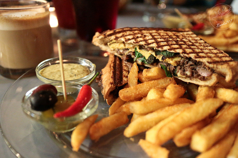 Banbi217 美食旅遊: Toasteria Cafe 3號,帕尼尼三明治餐廳、義大利麵、消夜、酒吧(台北東區,捷運忠孝敦化站)