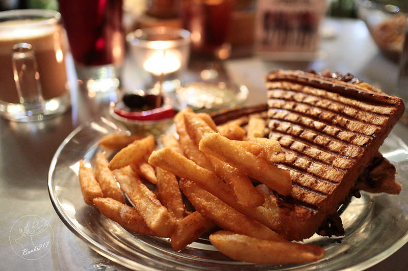 Banbi217 美食旅遊: Toasteria Cafe 3號,帕尼尼三明治餐廳、義大利麵、消夜、酒吧(台北東區,捷運忠孝敦化站)