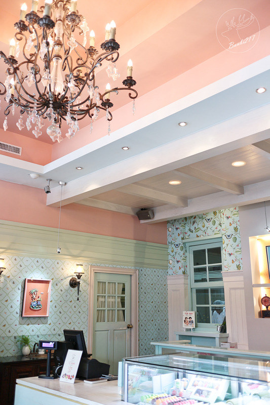 Banbi217 美食旅遊: 台中美食。月之戀人 Moon Lovers 日法洋菓子甜點,客製化訂結婚喜餅、彌月蛋糕到店及宅配試吃,可愛兔子草莓鮮奶油蛋糕,神保蛋糕捲(邀約)