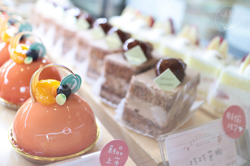 Banbi217 美食旅遊: 台中美食。月之戀人 Moon Lovers 日法洋菓子甜點,客製化訂結婚喜餅、彌月蛋糕到店及宅配試吃,可愛兔子草莓鮮奶油蛋糕,神保蛋糕捲(邀約)