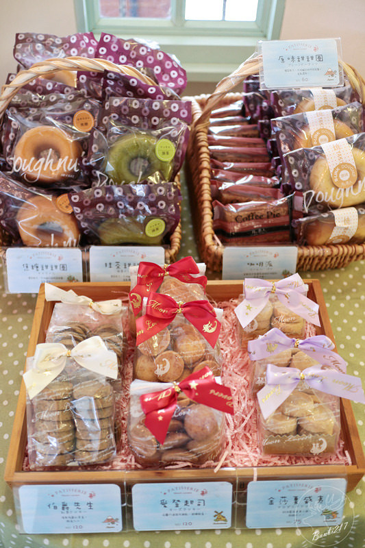 Banbi217 美食旅遊: 台中美食。月之戀人 Moon Lovers 日法洋菓子甜點,客製化訂結婚喜餅、彌月蛋糕到店及宅配試吃,可愛兔子草莓鮮奶油蛋糕,神保蛋糕捲(邀約)